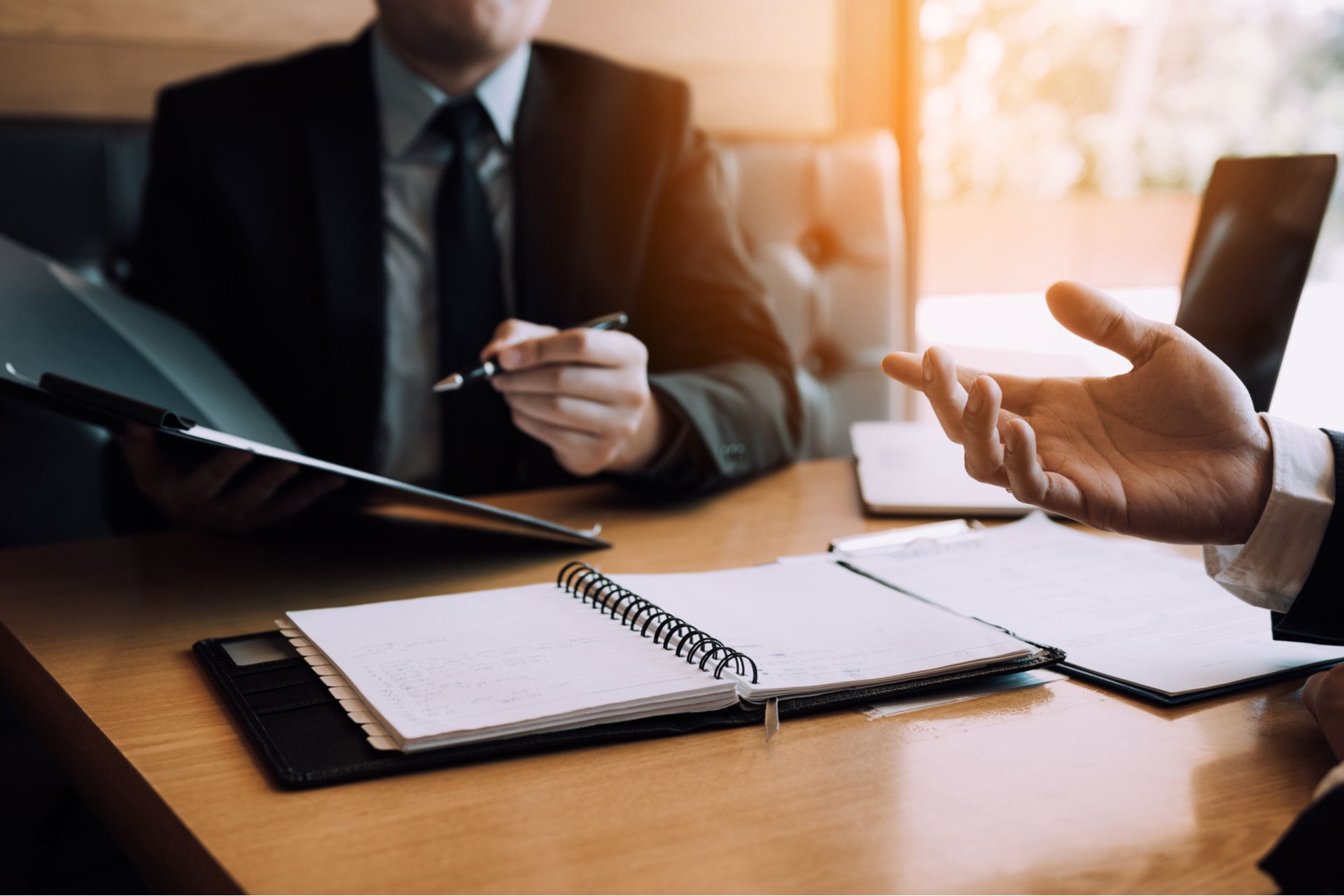 A man talking to a car accident lawyer in Dallas TX